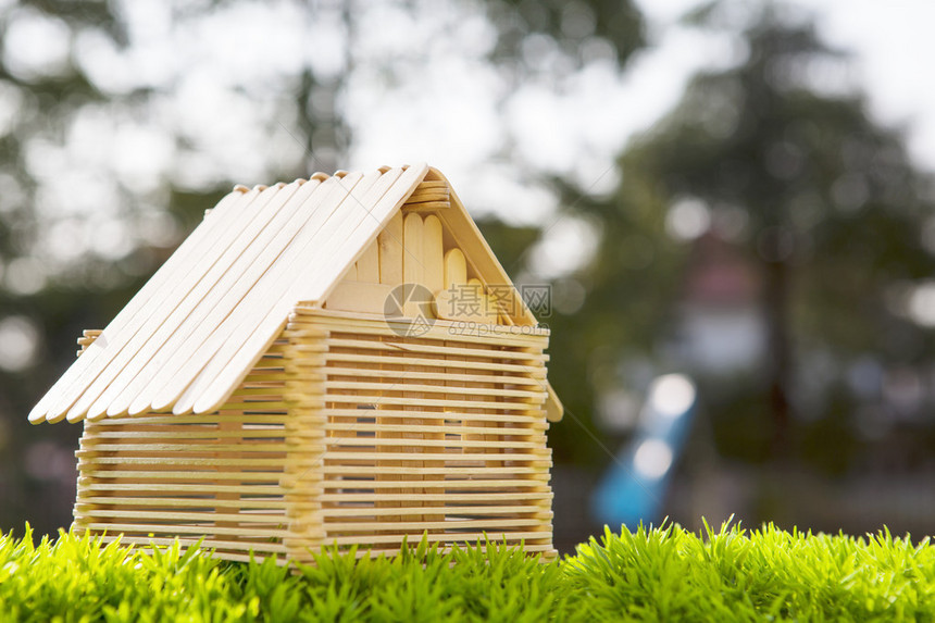 用木棍在人造草地上制作的房屋模型图片