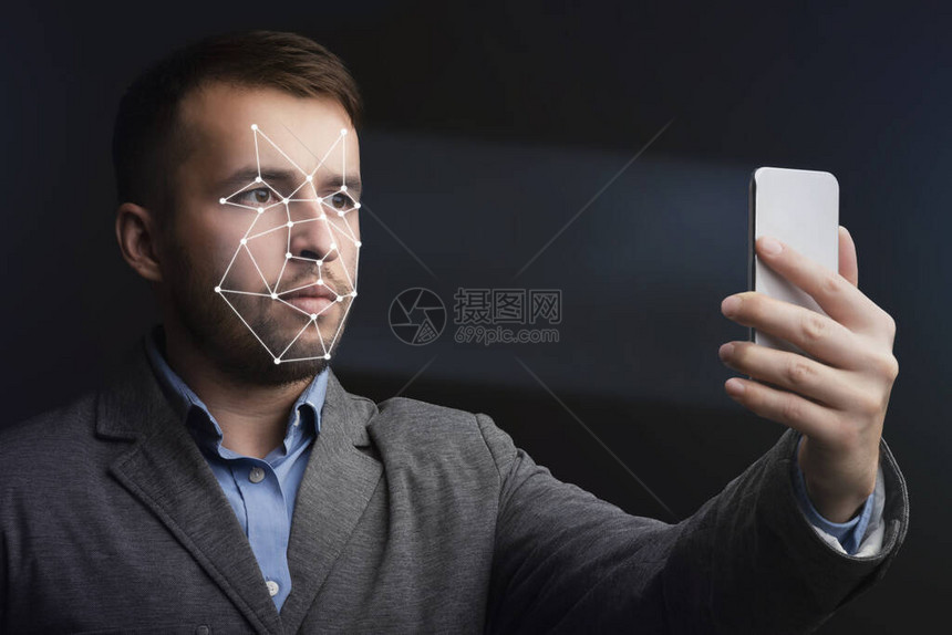 以脸部识别方式解锁智能手机图片