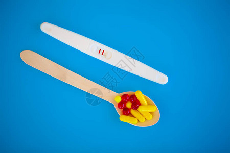 怀孕测试结果是两个条带的阳用药丸治疗不孕症背景图片