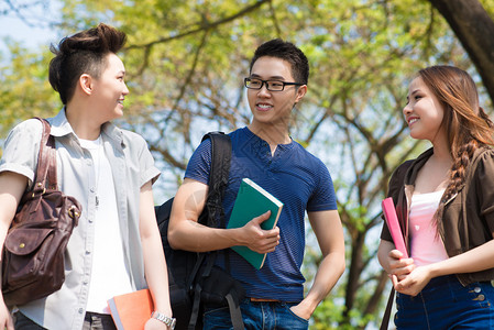 公园里一群会说话的学生图片