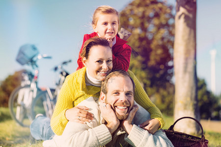 与母亲父亲和女儿一起在公园骑自行车或骑自行车的家庭旅行图片