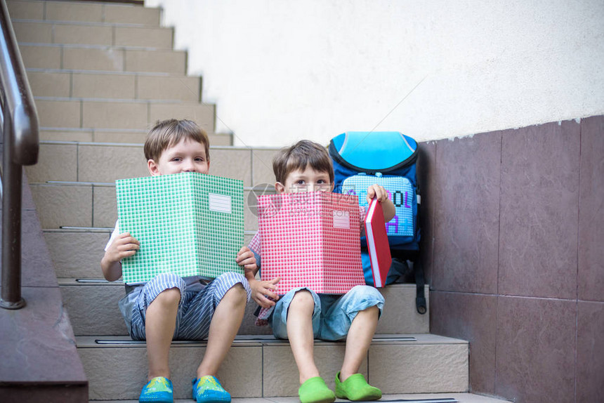 孩子们回到学校假期后新学年开始两个男孩朋友在上学的第一天背着书包和书上课开始幼儿园和学龄图片