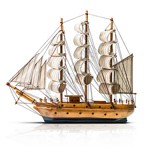 白色背景分离的木制古董轮船模型图片