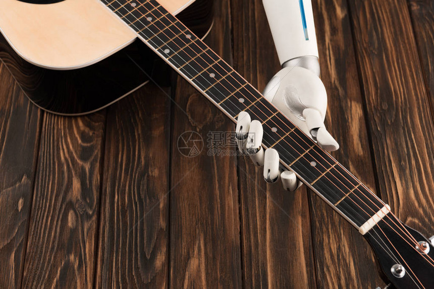 机器人在木头表面弹声吉他图片