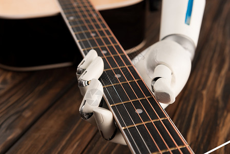 机器人在木板表面弹吉他图片