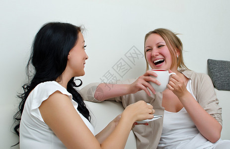 两个女人朋友在家喝咖啡聊天在高清图片