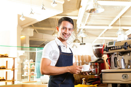 咖啡店亚洲咖啡师在他的图片
