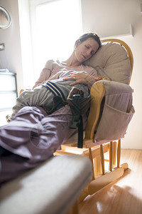 妇女躺在室内舒适的椅子上图片