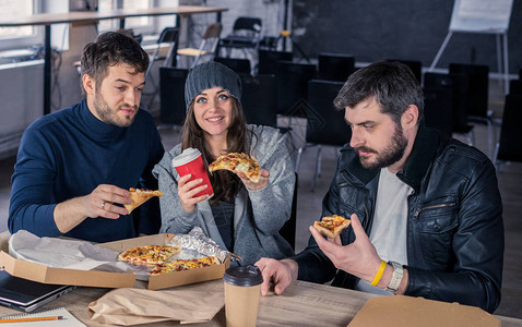 企业团队在办公室里吃披萨和喝酒图片