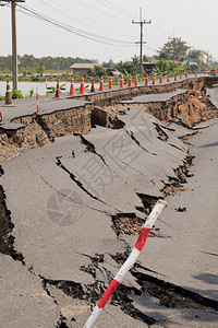 破烂沥青路图片