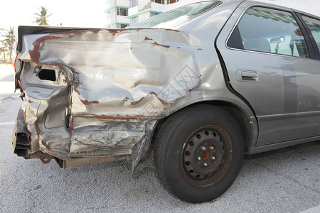 碰撞造成的车辆损坏图片
