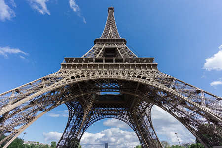 Eiffel铁塔的超宽角越过法国巴黎蓝图片