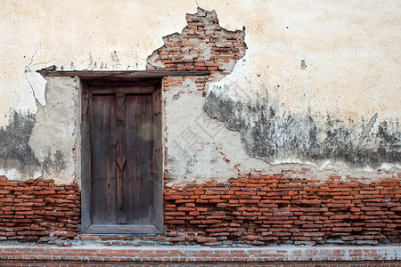泰国寺庙旧墙上的旧木窗图片