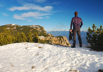 穿着黑色雪鞋站在白雪皑的观点上的游客公园阿尔卑斯山公园在意大利阳光明图片