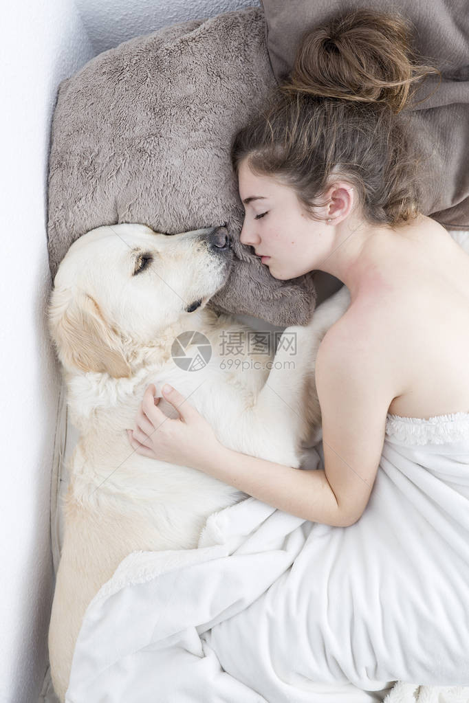 青少年女孩和她的狗睡在隔壁图片