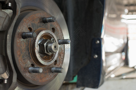 车库停机维修的轮式中转器和图片
