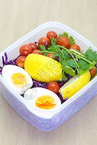 在塑料午餐盒中混合蔬菜图片