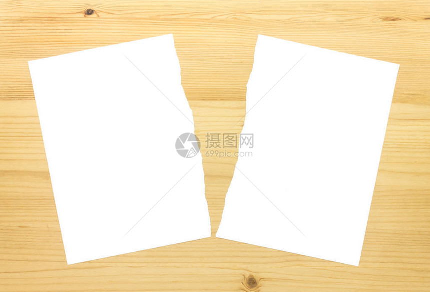 白色撕纸在木背景上的一半白色撕破的纸2部分图片