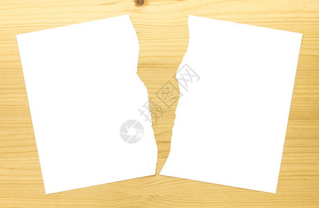 白色撕纸在木背景上的一半白色撕破的纸2部分高清图片