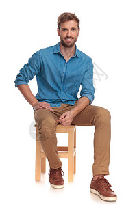 年轻散工休息坐在白背景的椅子图片