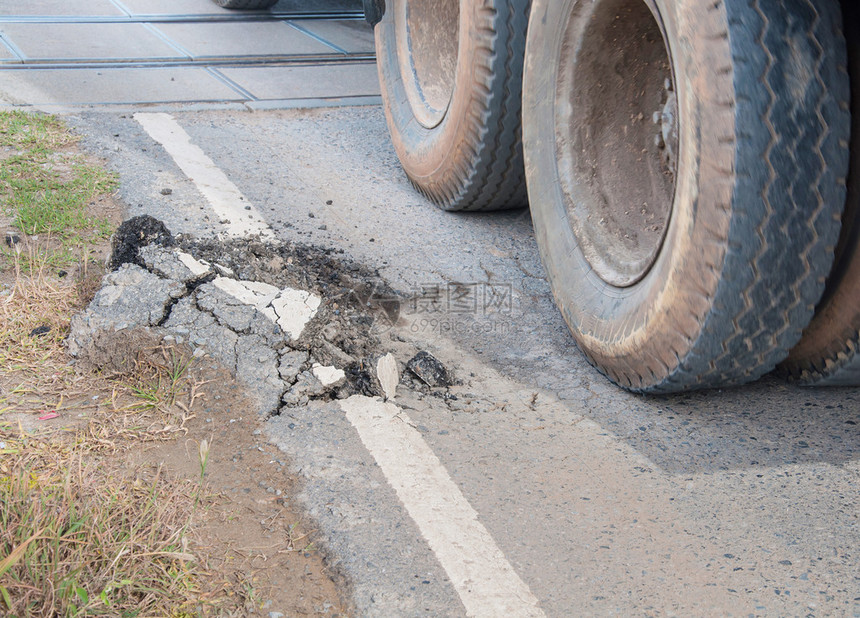 由于建筑简陋该公路被拆图片