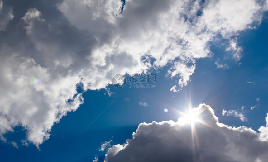 在天空中太阳冲破云层图片