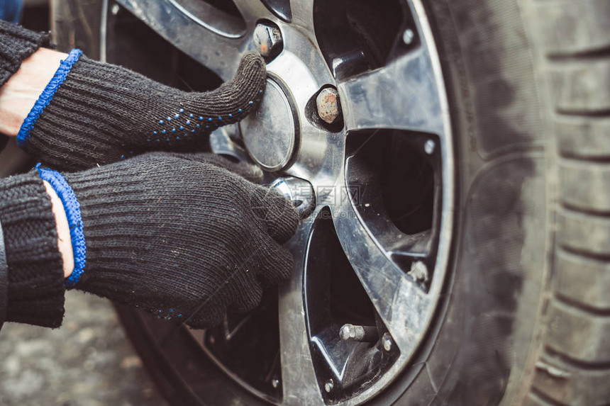 用轮胎维修和损坏的汽车轮胎修理图片