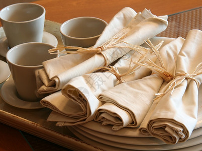 小酒馆的茶杯和餐巾纸图片