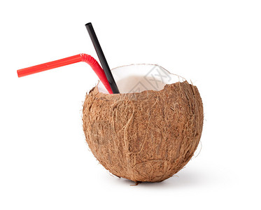 白色背景上的红色稻草椰子鸡尾酒图片