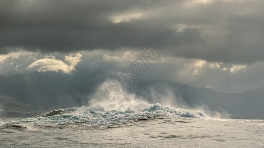 强大的海浪破碎在海洋表面挥动波浪在浅滩上中断自然背景暴风图片