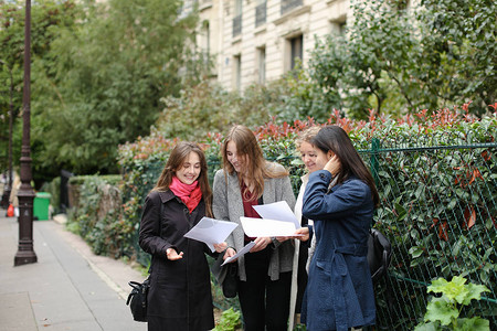 有论文的国际学生在大学楼附近学习英语学习语言和教育交图片