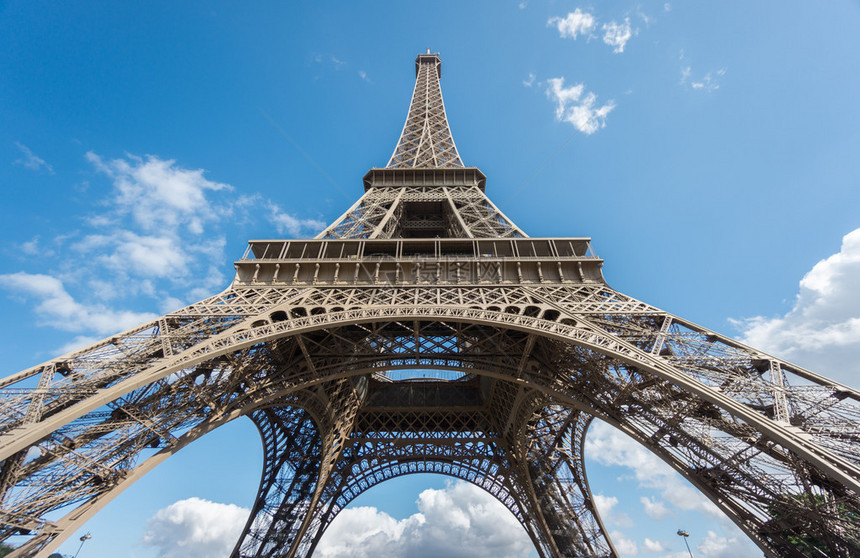 Eiffel铁塔的超宽角越过法国巴黎蓝图片
