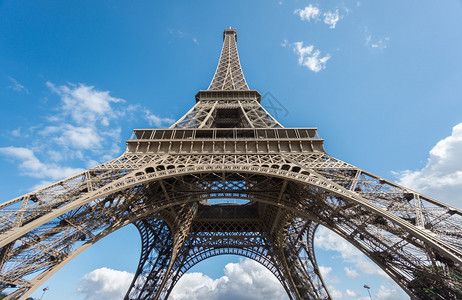 Eiffel铁塔的超宽角越过法国巴黎蓝背景图片