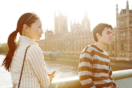 一对有吸引力的日本旅游夫妇在伦敦一起享受假期的肖像图片