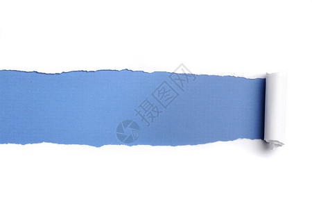 蓝色背景下带有文本空间的破纸背景图片