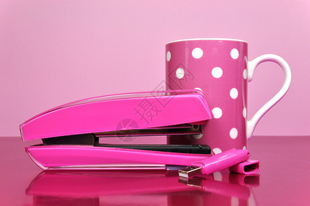 漂亮的粉红色办公用品订书机笔驱动器和圆点杯图片