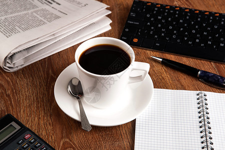 在桌面上用一杯咖啡的黑咖啡杯图片