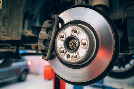 在轮子胎更换或修理期间关闭汽车盘式制动器汽车服务车库维修期间汽车图片