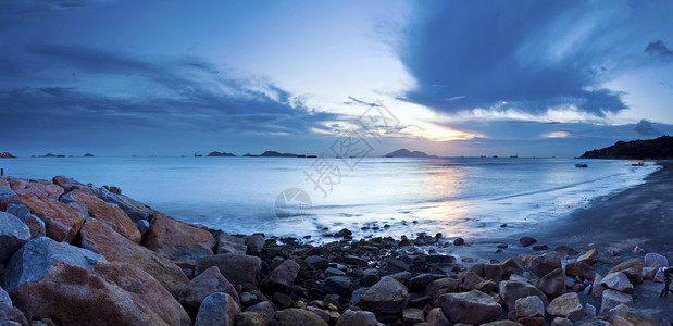 在含沙海岸线的海上日落图片