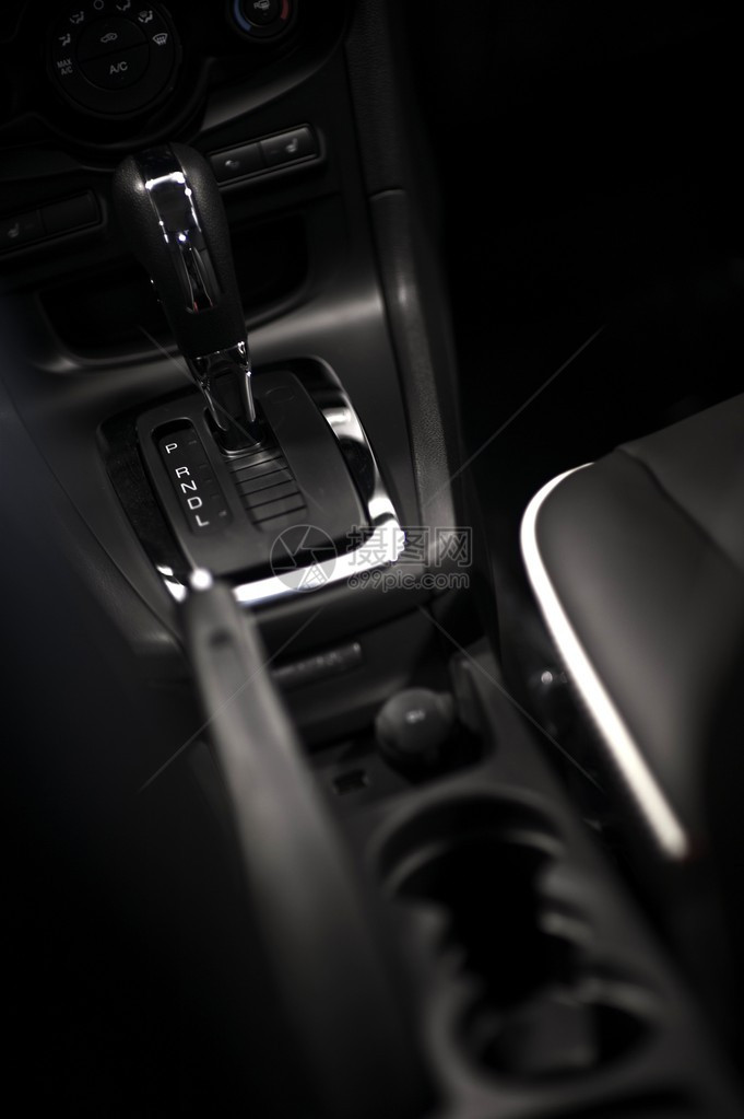 现代驾驶深色车辆内饰带杯架座椅和自动变速箱换档杆的中央控制台垂直照片车图片