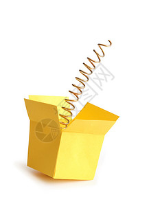 拉簧金属弹簧在打开的黄色纸箱中白色与背景