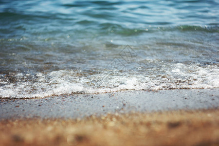 海浪和湿沙夏季和假期概念图片