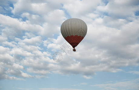 热气球在天上飞图片