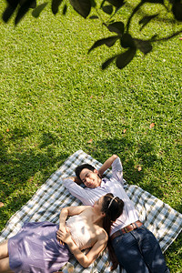 年轻亚洲夫妇在公园里放松图片