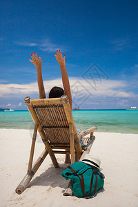 放松在海滩的人图片