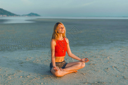坐在沙滩上练瑜图片