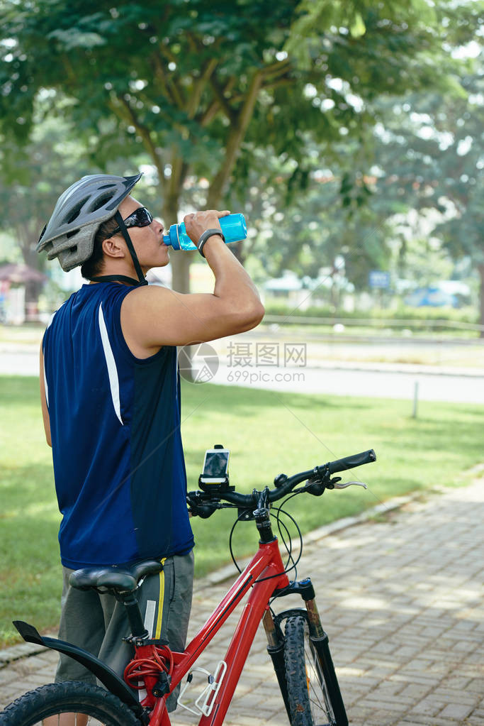 骑自行车的人骑完后喝淡水图片