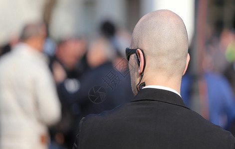 秃头保安用耳机控制人图片