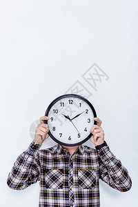 雄用手握着时钟将他的脸放图片