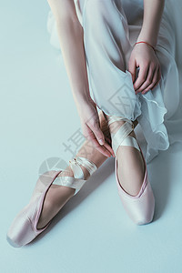 白色礼服和芭蕾舞鞋中的图片